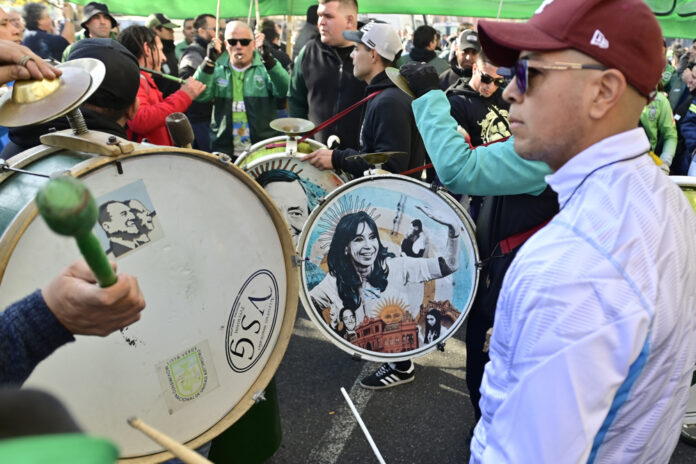 deputados-do-pt-participam-de-manifestacao-em-apoio-a-cristina-kirchner-na-argentina