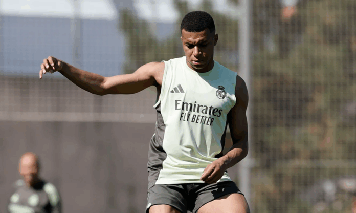 mbappe-deixa-hospital-e-retorna-ao-real-madrid-apos-gastroenterite