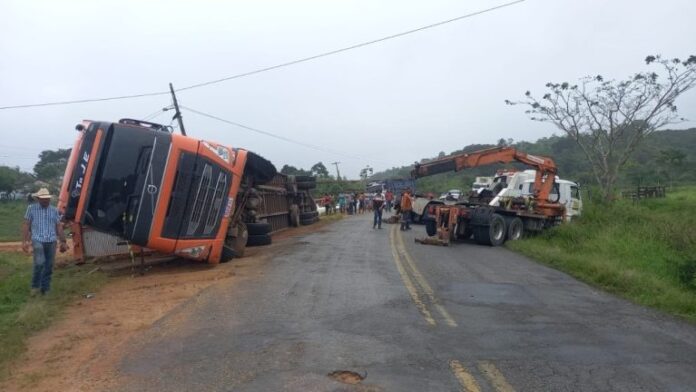 caminhao-boiadeiro-tomba-na-ba-650-com-70-bovinos;-motorista-tem-ferimentos-leves