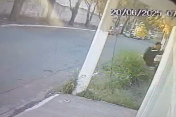 veja-momento-em-que-criminoso-invade-casa-e-fez-jovem-autista refem
