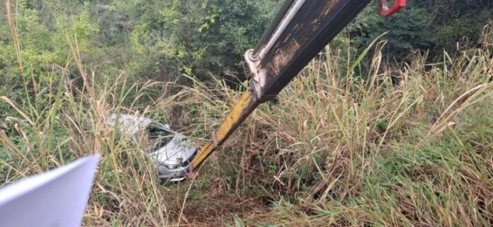 carro-cai-em-ribanceira-ao-desviar-de-animais-soltos-na-br-330-entre-jequie-e-maracas