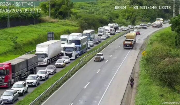 transito-intenso-nas-rodovias-e-filas-no-ferry-boat-marcam-inicio-da-saida-para-o-sao-joao-na-bahia