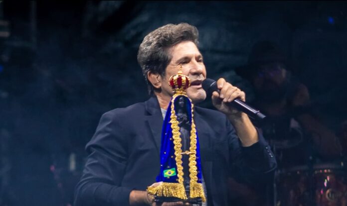 video:-durante-show-em-saj,-daniel-entrega-imagem-de-nossa-senhora-para-paroquia-e-chapeu-para-leilao