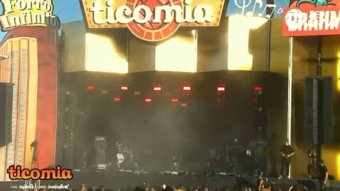 incendio-atinge-palco-e-paralisa-show-de-forro-na-bahia