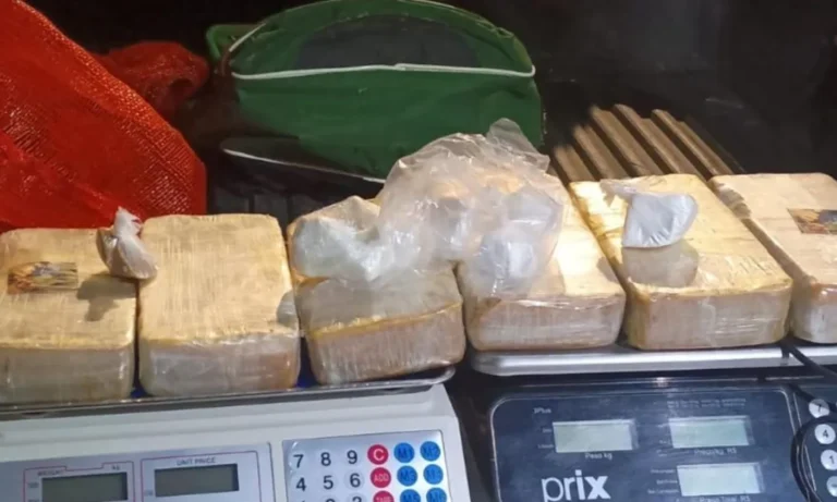 mulher-e-presa-com-seis-quilos-de-crack-e-outras-drogas-em-camacari