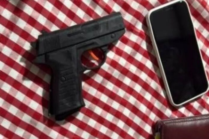 homem-e-detido-com-simulacro-de-pistola-durante-sao-joao-do-gurutuba-em-guanambi