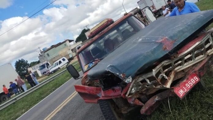 viatura-da-seap-colide-com-caminhao-na-br-116,-em-jaguaquara