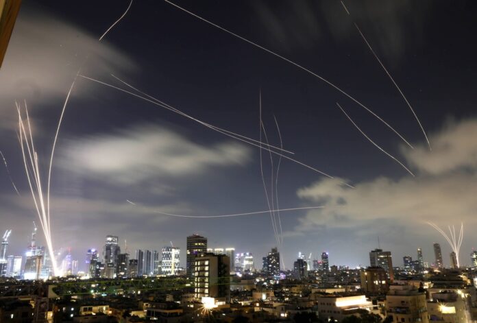 ira-lanca-30-misseis-contra-israel,-que-responde-com-bombardeio-a-alvos-militares 