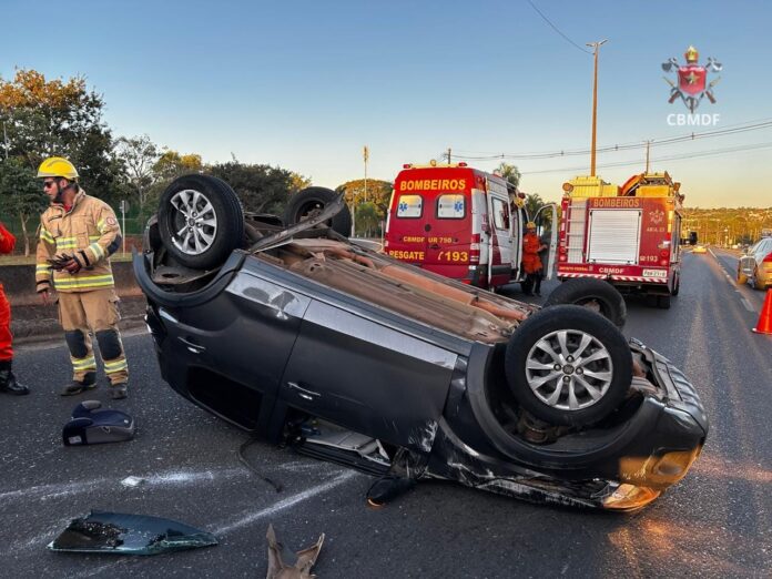 acidente-com-5-carros-e-capotamento-perto-da-ponte-jk-afeta-transito