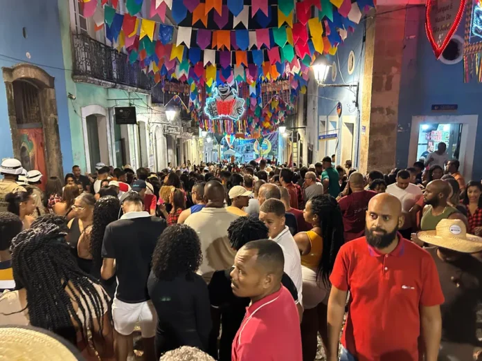 forro-apertado?-lotacao-no-pelourinho-gera-duvida-entre-o-publico