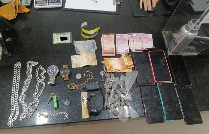 cinco-pessoas-detidas-em-eunapolis-apos-pm-encontrar-drogas-e-carro-furtado