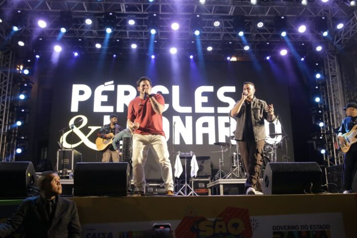 pericles-e-leonardo-encerram-programacao-do-domingo-no-sao-joao-do-pelourinho-e-prometem-novidades