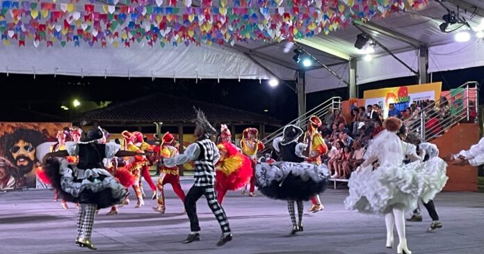 quadrilhas-juninas-ganham-destaque-no-sao-joao-da-bahia;-figurinista-da-balao-junino-ressalta-desafios-e-resistencia-cultural