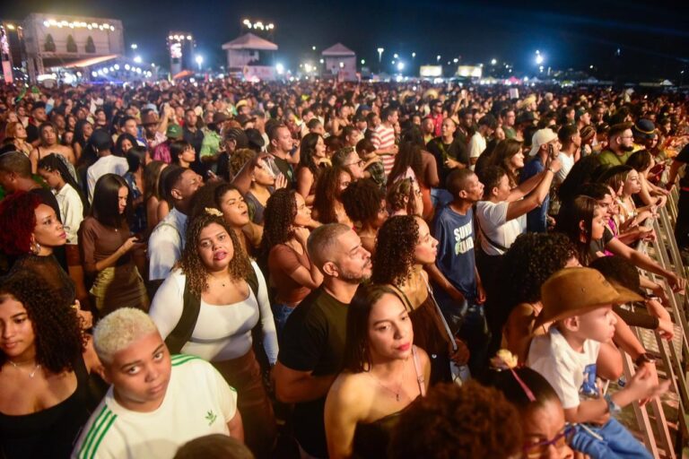 com-homenagem-e-forro-autentico,-sao-joao-de-jequie-entra-na-quarta-noite-com-grande-publico