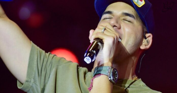 video:-no-calor-do-forro,-ze-vaqueiro-desce-do-palco-e-canta-no-meio-da-galera-em-salvador