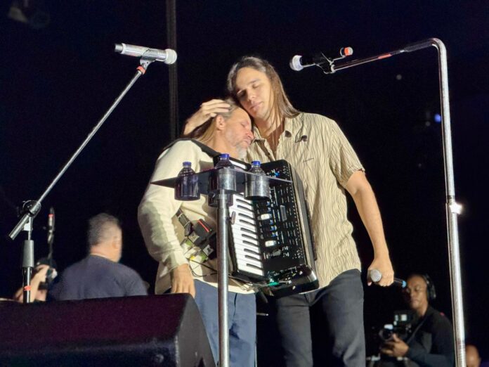 video:-dorgival-dantas-leva-filho-para-cantar-no-palco-do-sao-joao-da-bahia-no-parque-de-exposicoes