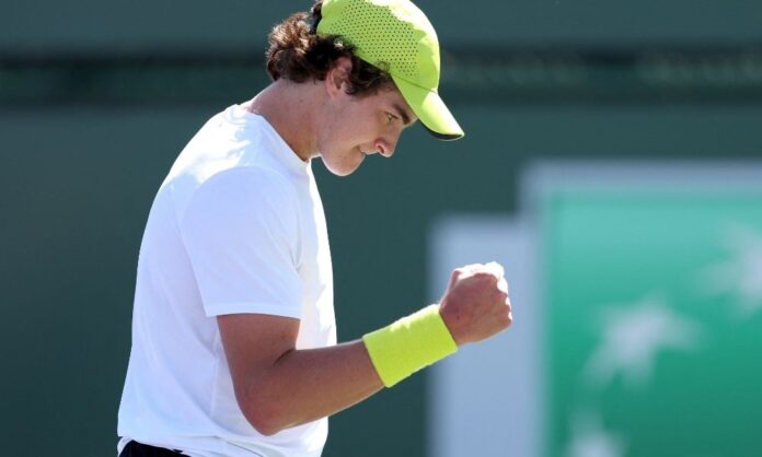 joao-fonseca-aplica-‘pneu’,-vira-na-estreia-em-eastbourne-e-fatura-primeira-vitoria-na-grama