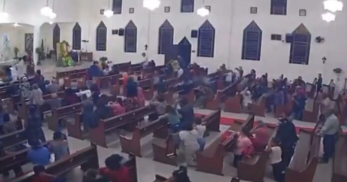 fieis-se-assustam-em-igreja-na-bahia-apos-rojao-invadir-e-estourar-em-local