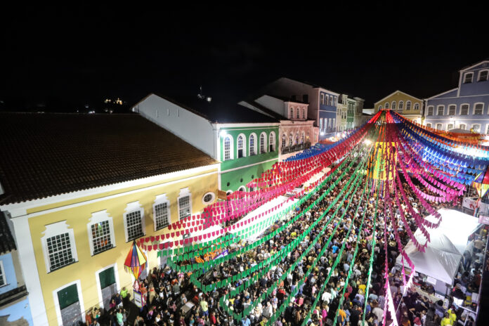 video:-elba-ramalho-e-homenageada-em-campina-grande-com-bale-de-drones