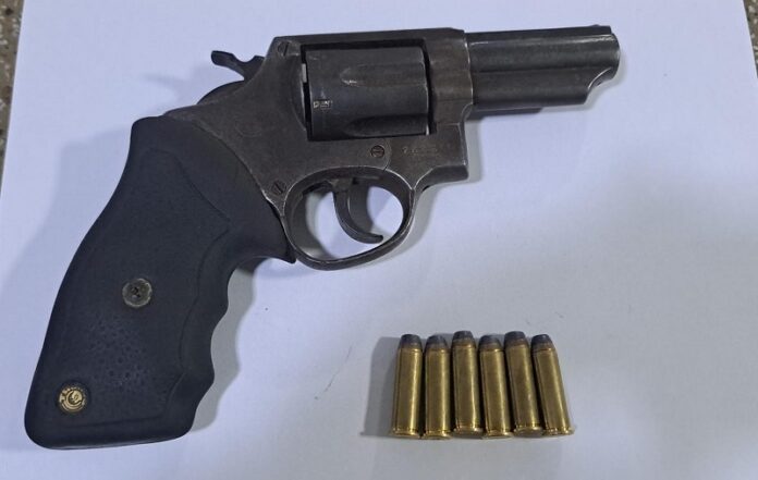 suspeito-e-preso-com-arma-de-fogo-e-investigado-por-supostos-homicidios-em-teixeira-de-freitas