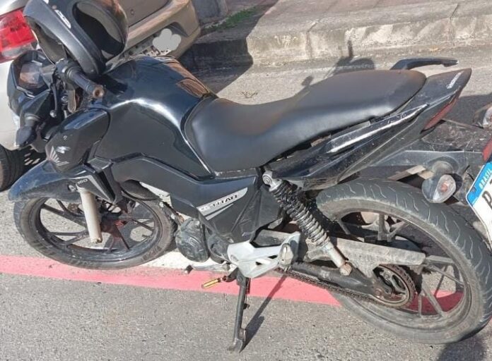 pm-recupera-moto-furtada-e-prende-condutor-por-receptacao-na-av.-paralela