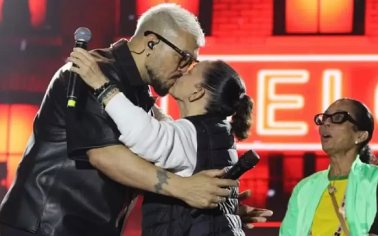 belo-beija-prefeita-baiana-em-cima-do-palco-em-show-e-web-reage;-video