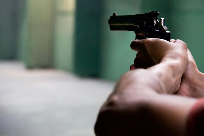 adolescente-mata-pais-e-irmao,-de-3-anos,-por-ter-sido-“contrariado”