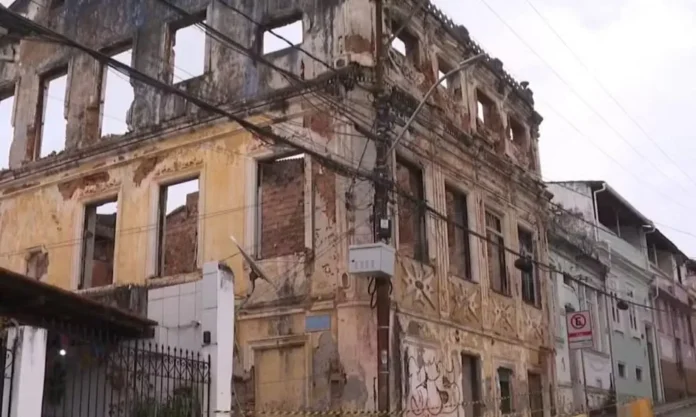 casaroes-ameacam-desabar-e-ruas-em-salvador-sao-interditadas
