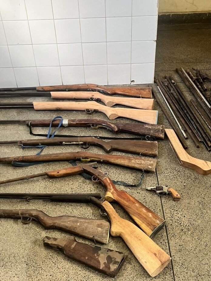 pm-desarticula-oficina-de-armas-artesanais-em-utinga;-oito-foram-apreendidas