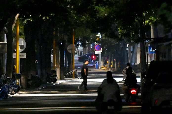 veiculo-atropela-pedestres-em-frente-a-escola-em-pequim
