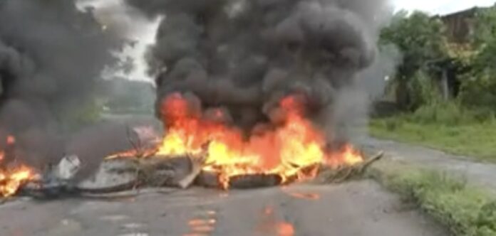 manifestantes-ateiam-fogo-em-pneus-e-bloqueiam-ba-528-em-protesto-contra-condicoes-da-estrada-do-derba