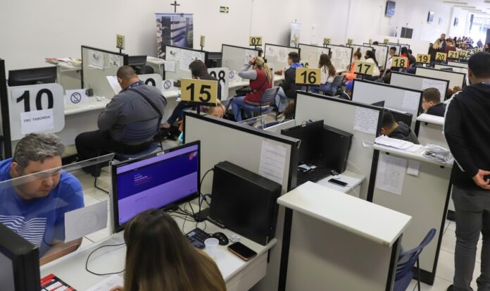 ibge:-taxa-de-desemprego-no-pais-cai-a-6,2%-em-maio-e-emprego-com-carteira-assinada-bate-recorde
