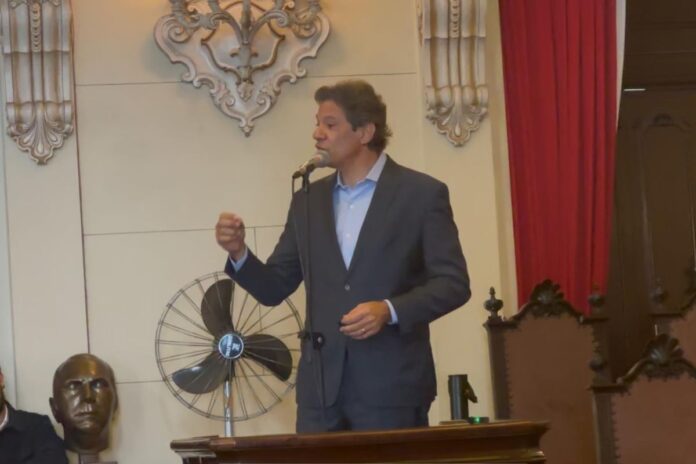 “e-hora-de-vestir-uniforme-do-embate”,-diz-haddad-apos-derrota-do-iof
