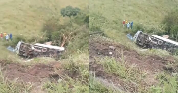 video:-caminhao-capota-apos-motorista-perder-o-controle-na-ba-046-em-santo-antonio-de-jesus