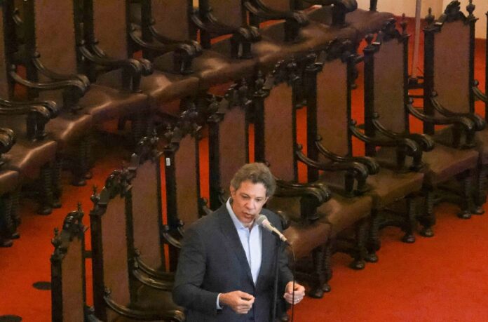 haddad-diz-que-aceitou-fazenda-apos-lula-reiterar-projeto-de-‘pobre-no-orcamento-e-rico-no-ir’