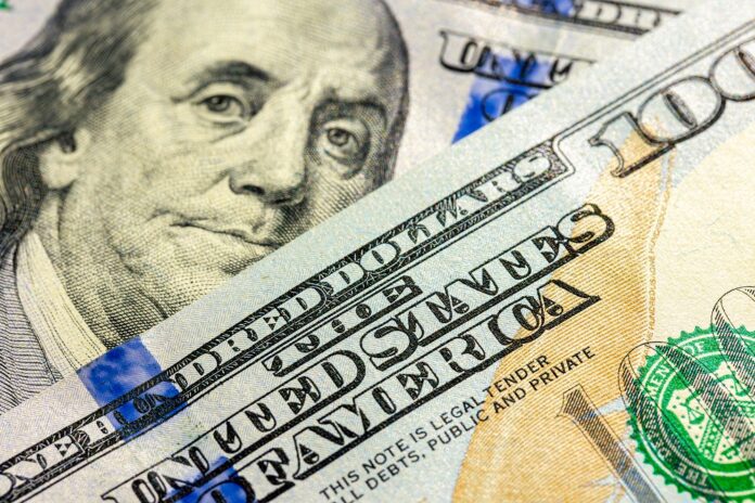 dolar-recua-na-contramao-do-exterior-e-fecha-sexta-a-r$-5,48;-ibovespa-cai-abaixo-de-137-mil