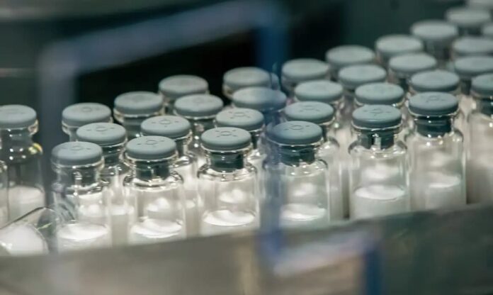 vacina-contra-dengue-produzida-pelo-butantan-deve-estar-disponivel-no-comeco-de-2026,-anuncia-padilha