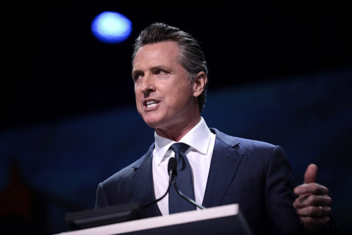 governador-da-california-apresenta-acao-milionaria-por-difamacao-contra-emissora-norte-americana