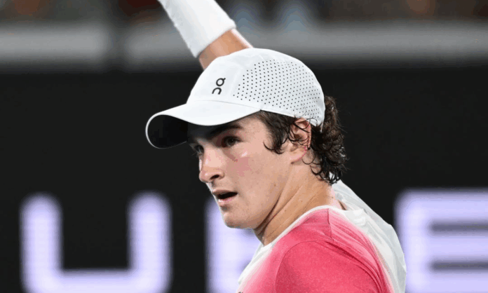 joao-fonseca-faz-treino-especial-com-alcaraz-antes-da-estreia-em-wimbledon;-veja-video