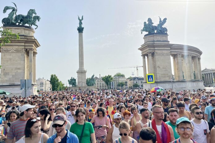 hungria:-milhares-desafiam-orban-e-marcham-por-direitos-lgbtqia+.-veja