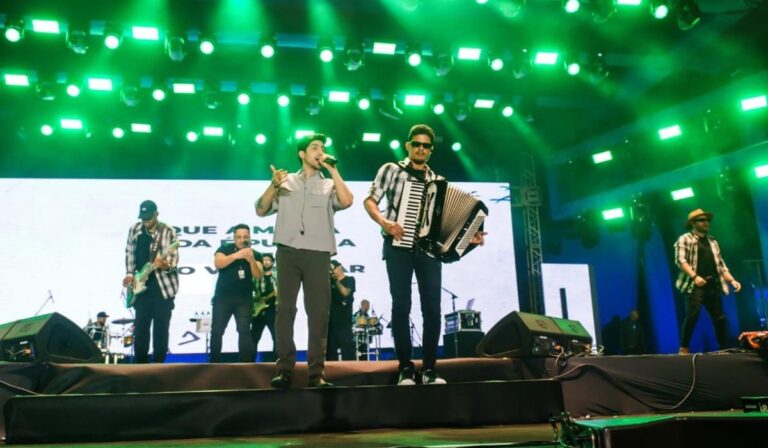 henrique,-da-dupla-henrique-e-juliano,-recebe-presente-inusitado-durante-show-em-itabuna