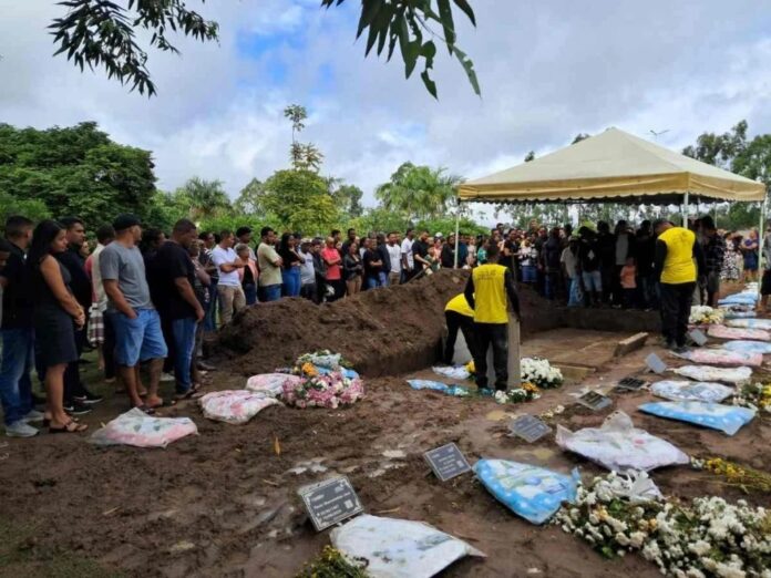 pai-e-filho-mortos-por-choque-eletrico-na-bahia-sao-sepultados;-familia-acusa-negligencia-da-coelba