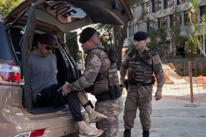 tutorial:-pm-viraliza-com-video-que-da-“aula-de-etiqueta”-no-camburao