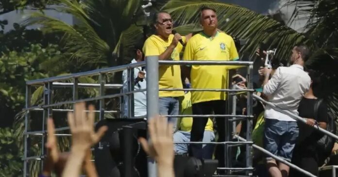 bolsonaro-reune-tarcisio-e-lideres-do-pl-em-manifestacao-por-anistia-e-contra-governo-lula-em-sp