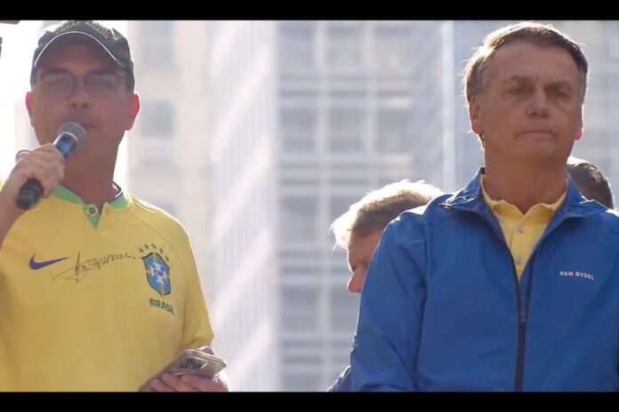 na-paulista,-flavio-alega-perseguicao-a-bolsonaro:-“nao-ha-provas”