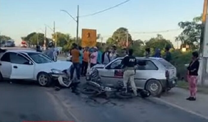 mulher-morre-apos-colisao-entre-carros-e-moto-na-br-101,-em-eunapolis