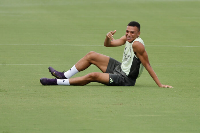 mbappe-treina-e-presidente-do-real-madrid-acompanha-preparacao-para-jogo-contra-a-juventus