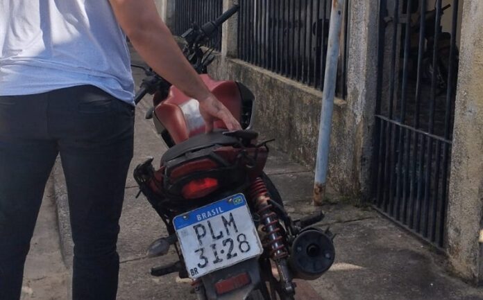 policia-civil-recupera-motocicleta-roubada-de-teixeira-de-freitas-em-nova-vicosa
