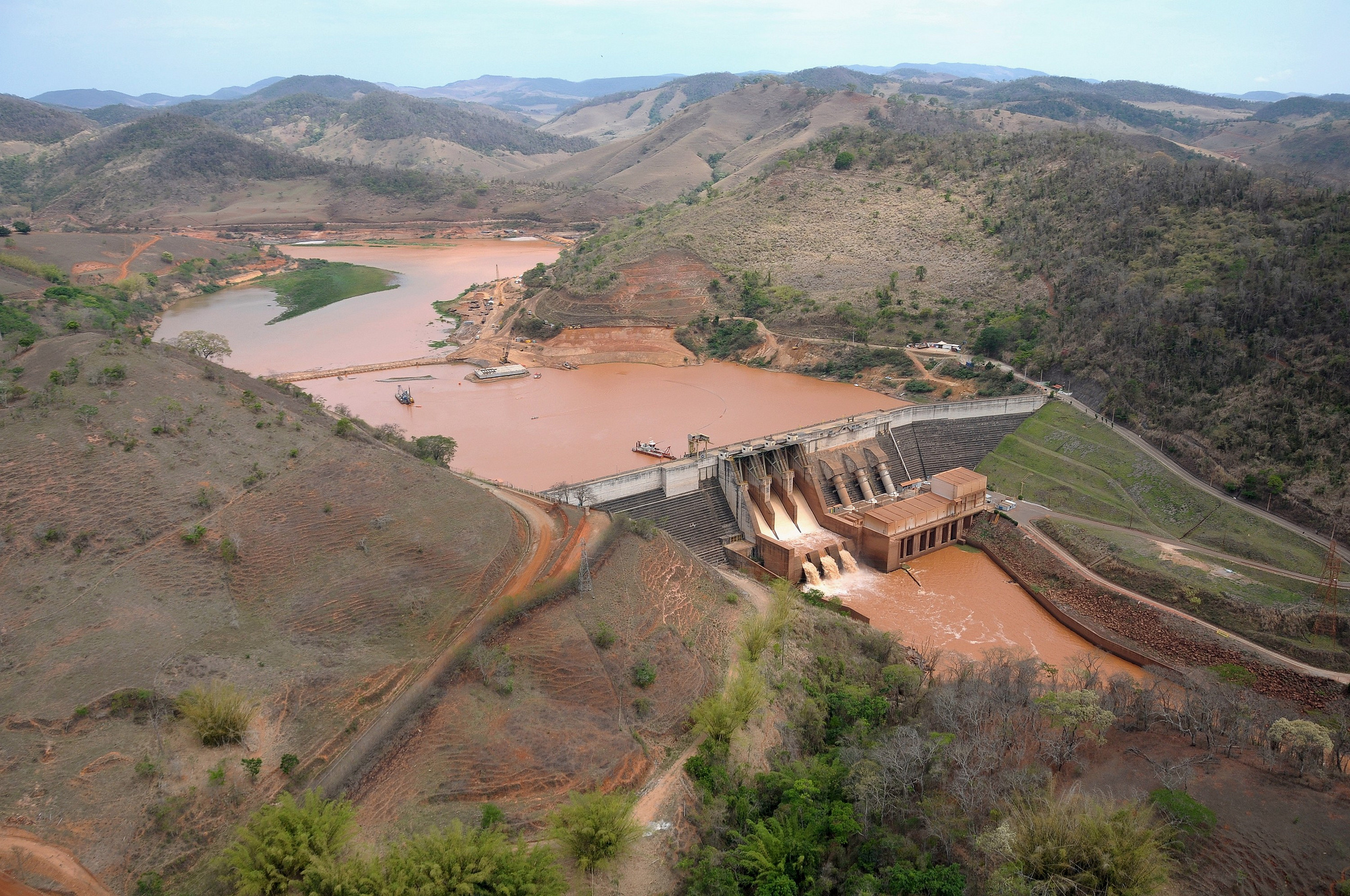 Municípios do Extremo Sul da Bahia ingressam com ação de R$ 780 milhões contra mineradoras por desastre de Mariana 1 Imagem aerea da area afetada pelo rompimento da Barragem de Fundao em Mariana Minas Gerais. IBAMA Flickr CC