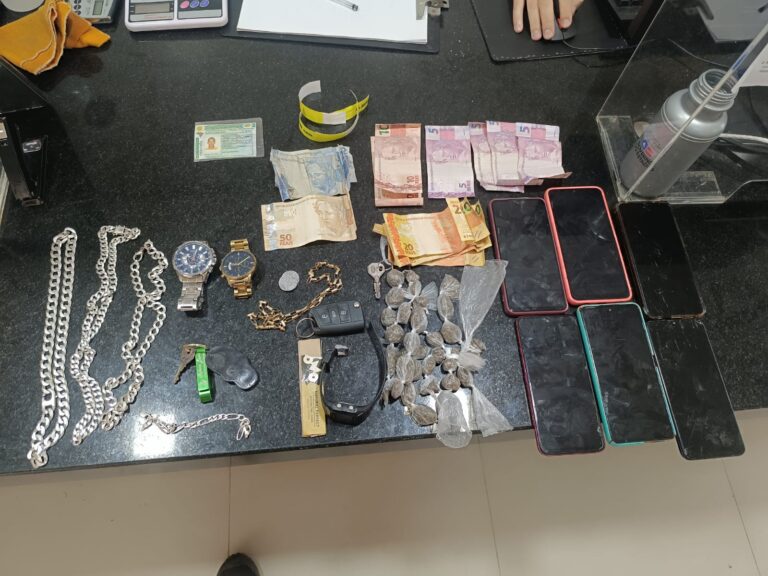 Polícia apreende drogas e recupera veículo furtado em Eunápolis